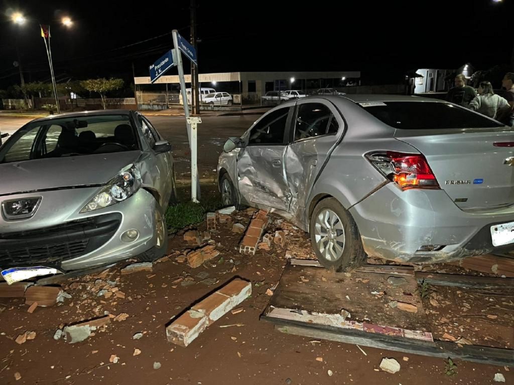 Colisão envolve três veículos no centro de Nova Santa Rosa