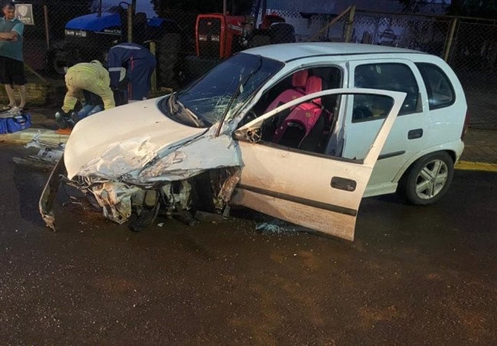 Condutora invade pista contrária, provoca acidente e foge na Rua Angelo Cattani em Santa Helena
