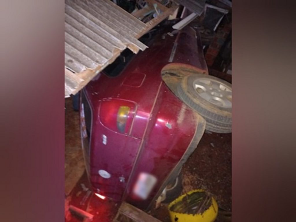 Homem capota carro dentro de pátio de residência, em Mangueirinha