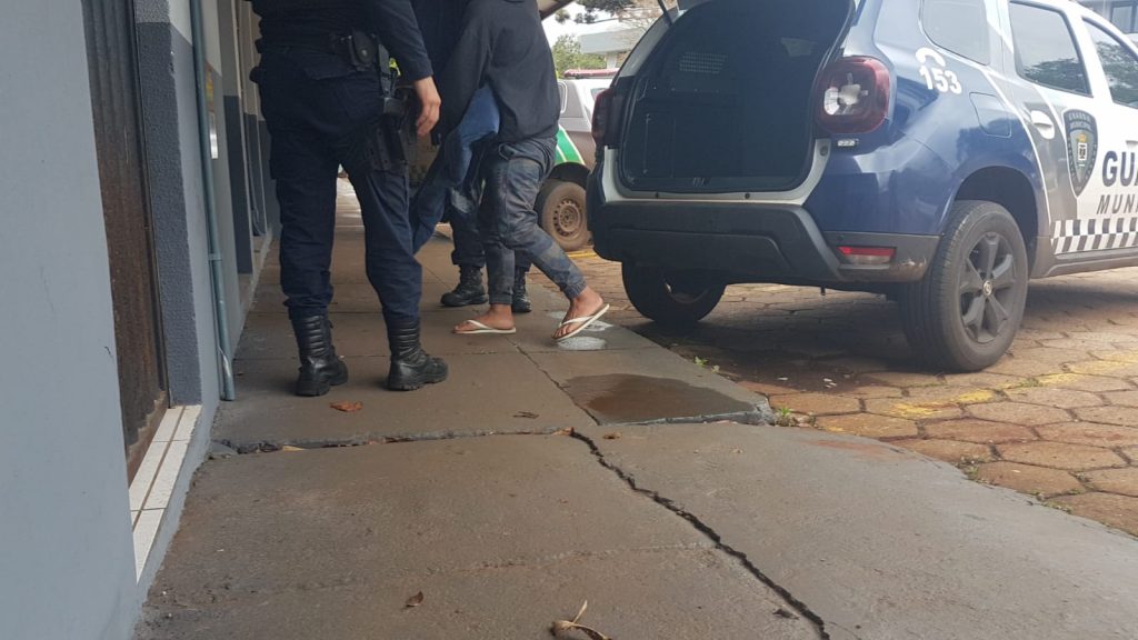Com mandado de prisão em aberto, homem é detido em Cascavel