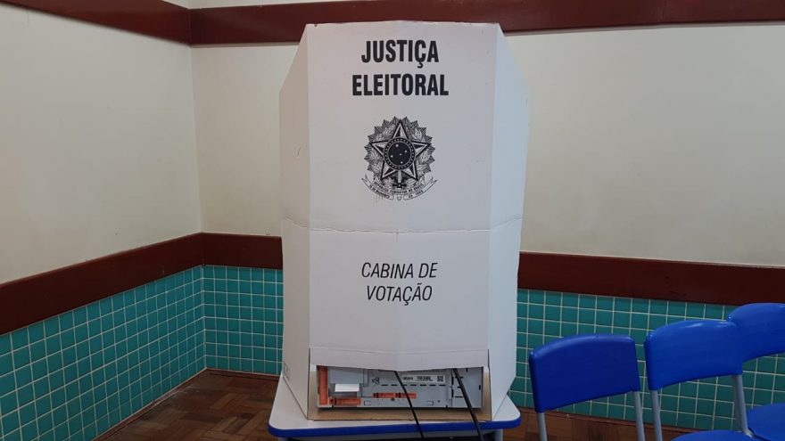 Colégio Estadual Jardim Santa Cruz recebe urnas eletrônicas para eleição que acontece amanhã (02)