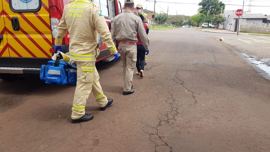 Gaveta cai sobre pé de criança que fica ferida