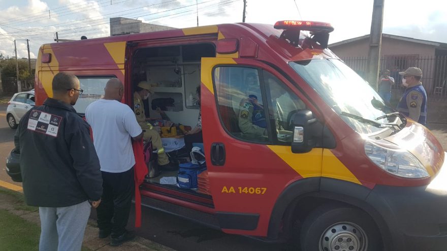 Motociclista fica ferida ao atropelar cachorro na Av. das Pombas