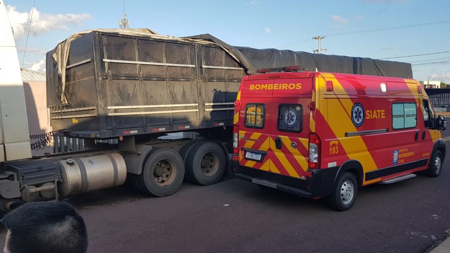 Homem fica ferido ao cair de carreta no Bairro Santa Cruz