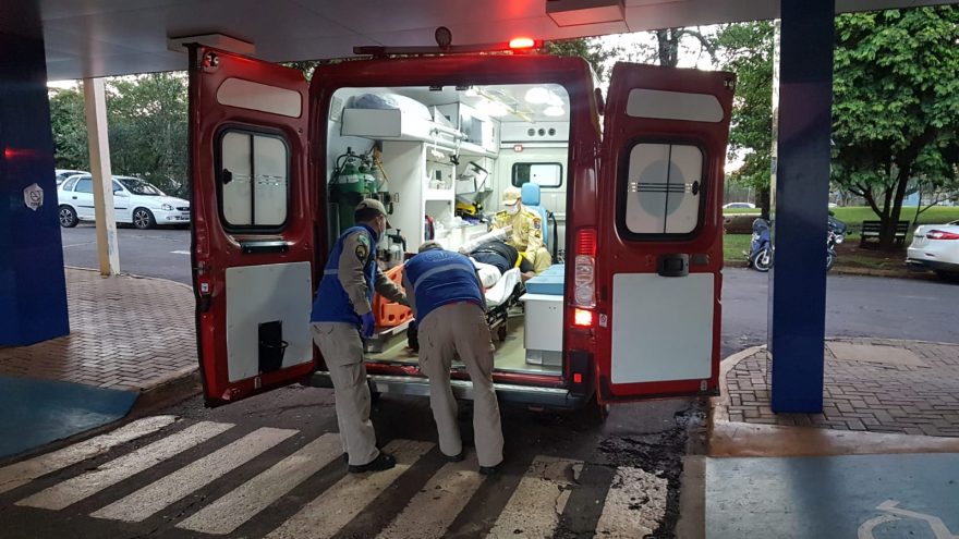 Homem quebra perna e punho ao cair de moto na PR-486 em Cascavel