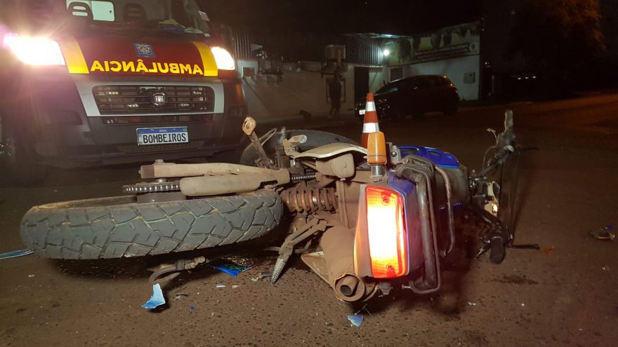 Acidente entre carro e moto deixa motociclista de 50 anos ferido, no Bairro Cancelli