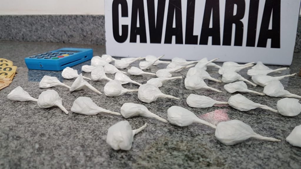 Motociclista fura sinal na frente da Cavalaria e é detido com cocaína, no centro