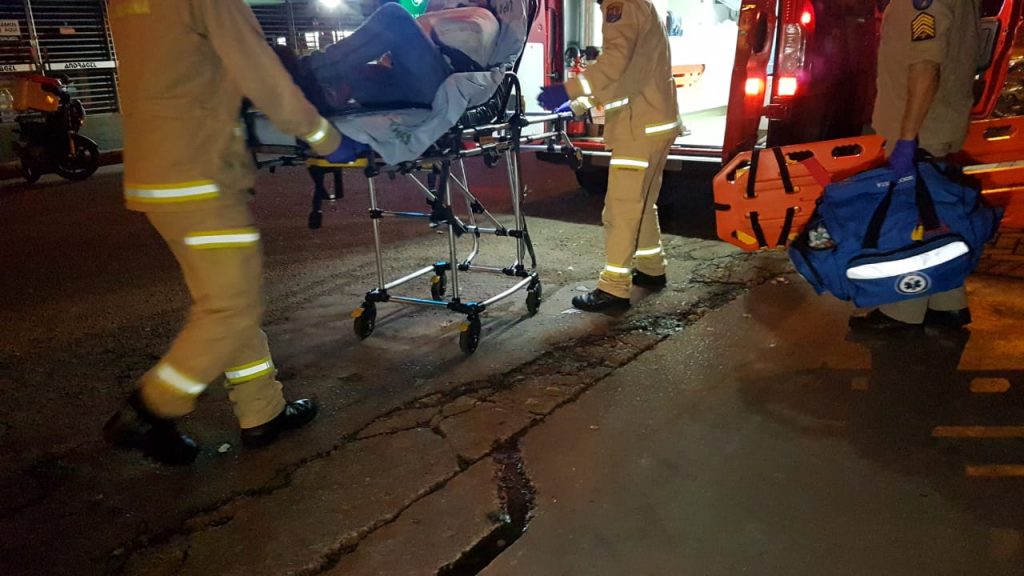 Homem cai da moto ao descer rampa e precisa de atendimento do Siate, no centro