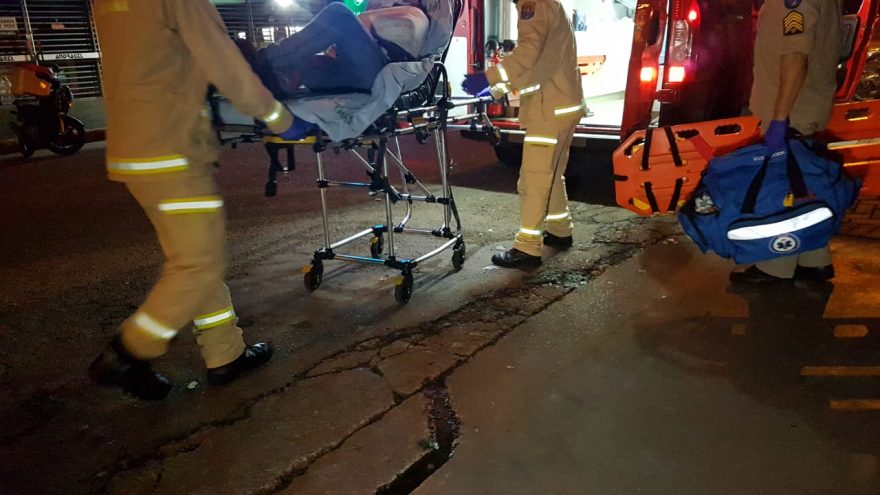 Homem cai da moto ao descer rampa e precisa de atendimento do Siate, no centro