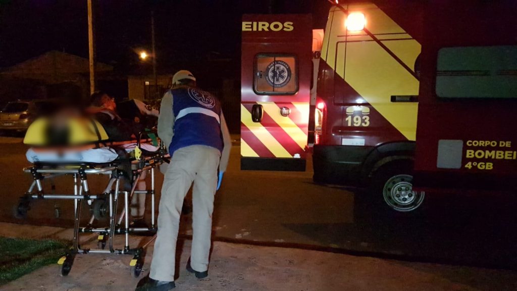 Carro atinge portão de residência no Jardim Veneza; condutor é agredido e Siate é chamado