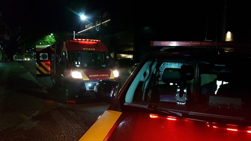 Homem é ferido com garrafada no rosto após briga em casa noturna, no centro