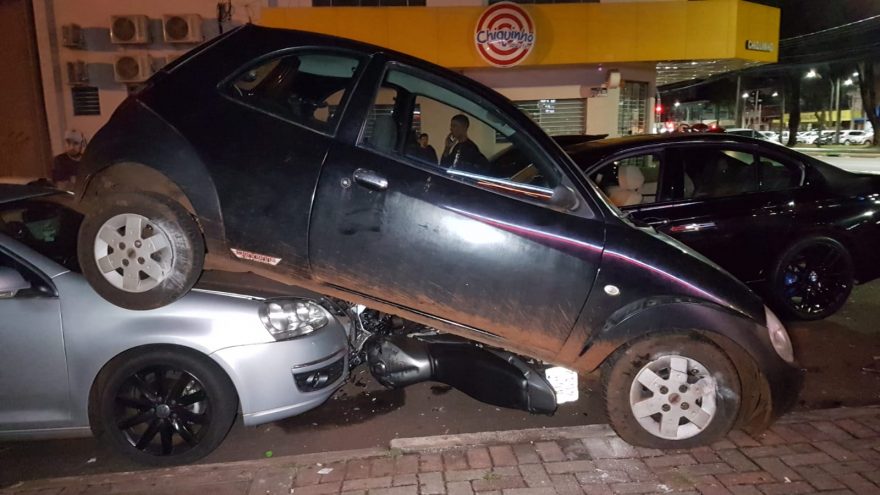 BMW atinge veículos estacionados e causa grande estrago no centro de Cascavel