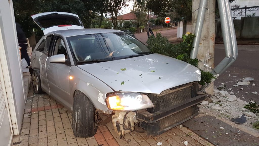 Audi invade calçada, atinge poste e condutor abandona veículo, no Centro