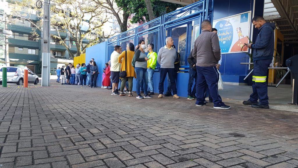 Começam as votações em todo o país: cascavelenses formam fila em frente aos colégios eleitorais