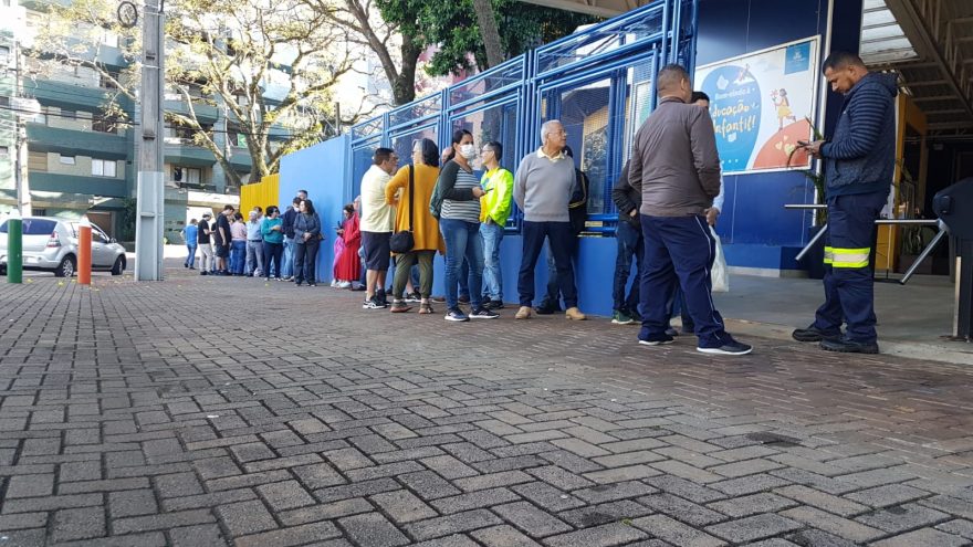 Começam as votações em todo o país: cascavelenses formam fila em frente aos colégios eleitorais