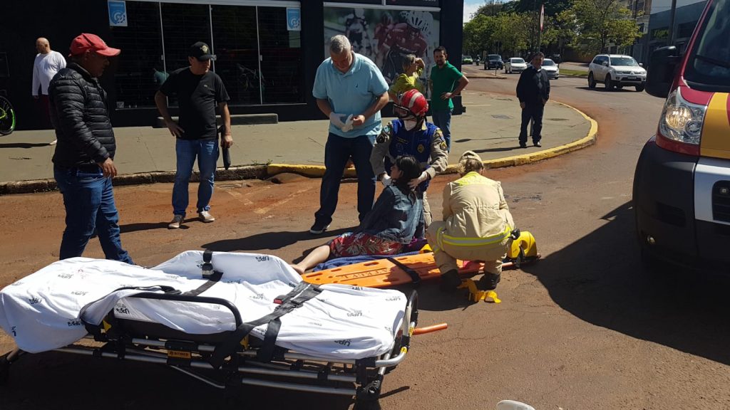 Gestante é socorrida pelo Siate ao se envolver em acidente de trânsito na Rua Paraná