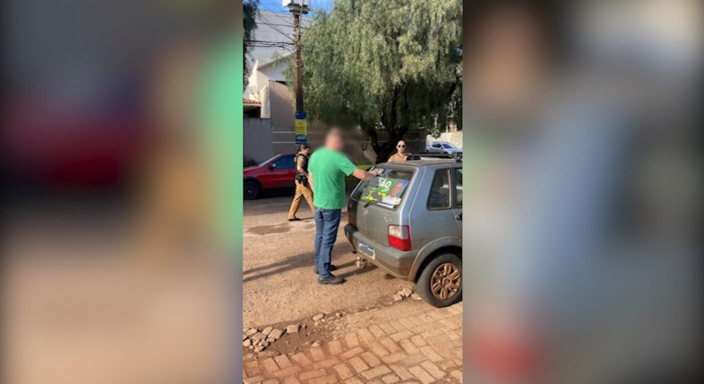 Homem que despejou ‘santinhos’ em frente ao CEEP é detido pela PM