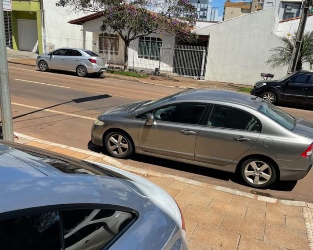 Carro é flagrado estacionado em guia rebaixada no Centro