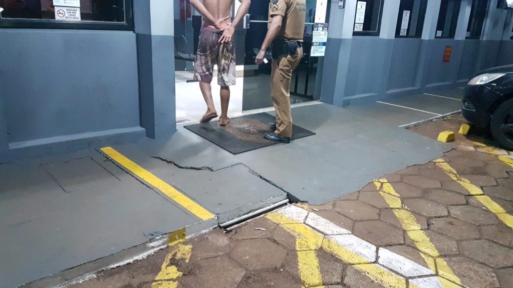 Homem é detido pela PM ao agredir companheira que foi chamá-lo em bar