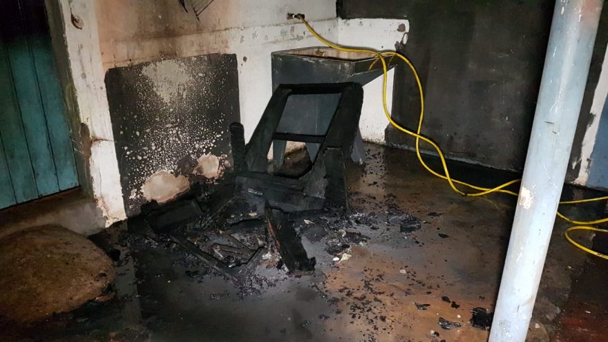Sofá pega fogo em residência e ação rápida de vizinhos impede grande destruição