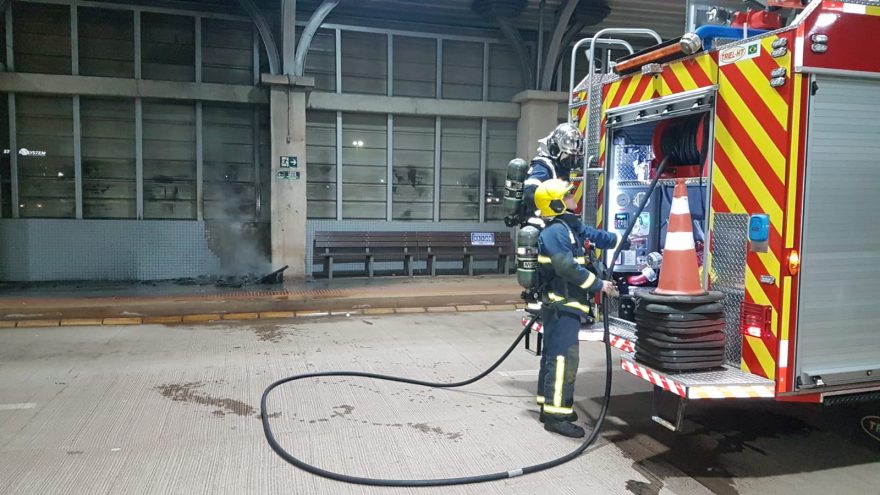 Vândalos colocam fogo em lixeira no Terminal Oeste e Corpo de Bombeiros é acionado para controlar chamas