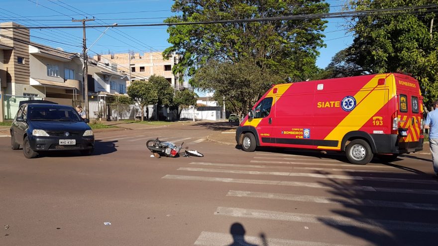 Mulher fica ferida em colisão entre carro e moto no Coqueiral