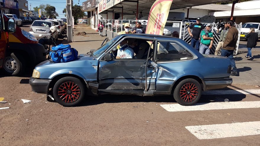 Homem fica ferido em forte colisão entre Palio e Apolo na Avenida Carlos Gomes
