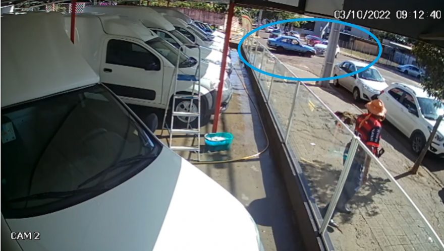 Veja o momento da forte colisão entre dois carros na Av. Carlos Gomes