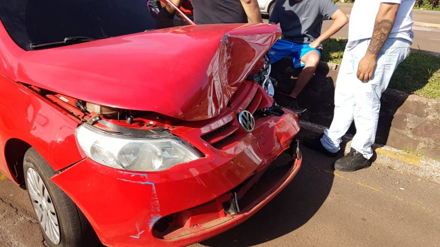 Veículos se envolvem em colisão traseira na Avenida Carlos Gomes, em Cascavel