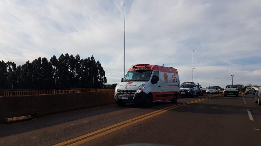 Jovem em situação de risco é socorrido no viaduto da Olindo Periolo