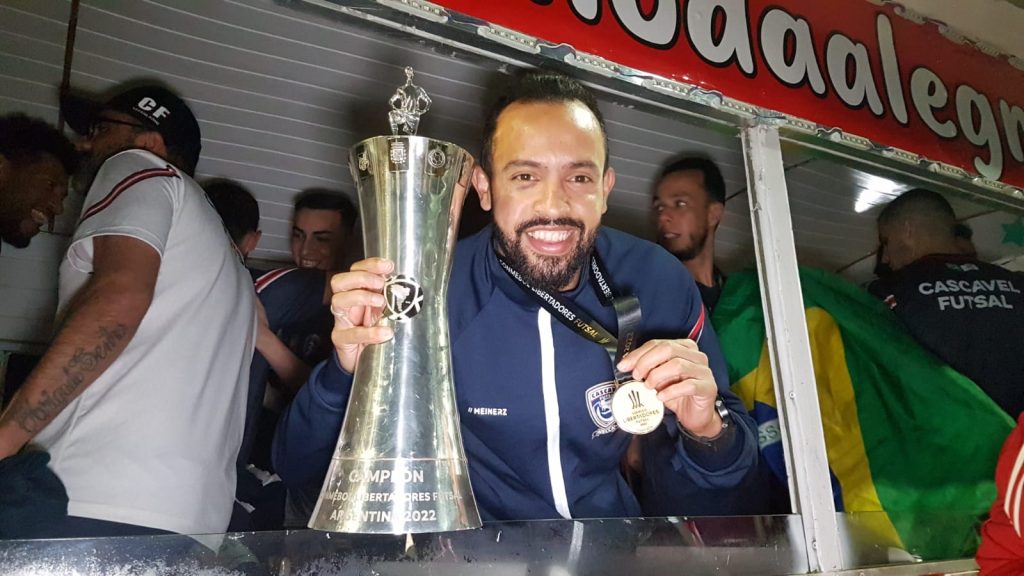 Campeão da Libertadores, Cascavel Futsal é recebido pelos Torcedores