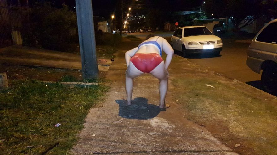 Luz na passarela: mulher fica seminua e dança em via pública no Bairro Santa Cruz