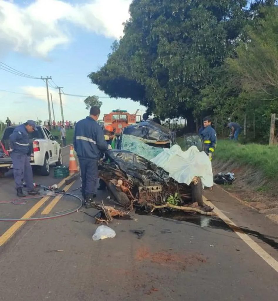 Duas pessoas morrem em acidente entre carro e caminhão na PR-567