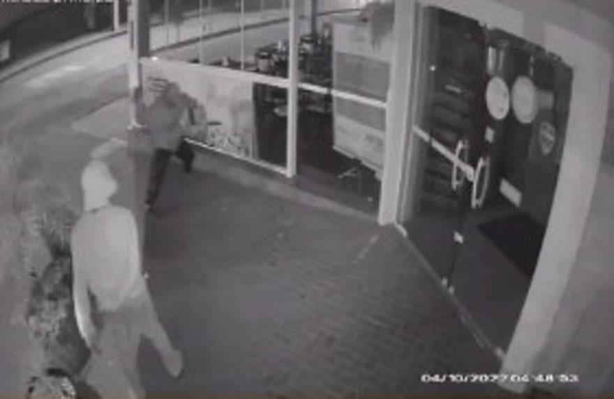 Homens quebram janela para realizar furto em panificadora no Bairro Coqueiral
