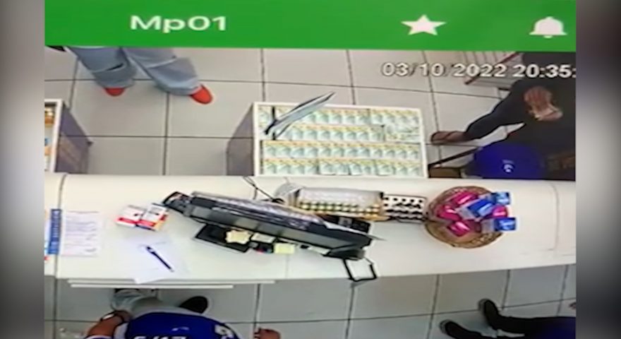 Ladrão que roubou dinheiro e celular de cliente em farmácia é flagrado por câmeras
