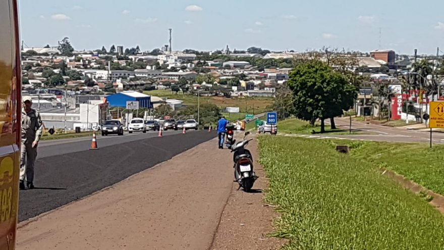 Pneu de motocicleta fura e causa queda de motociclista na BR-277