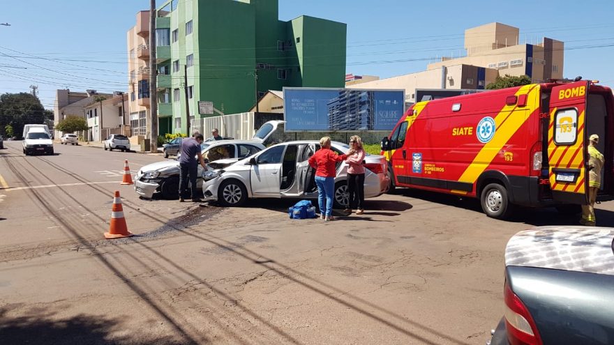 Veículos se envolvem em colisão na Rua Paraná e Corpo de Bombeiros é acionado