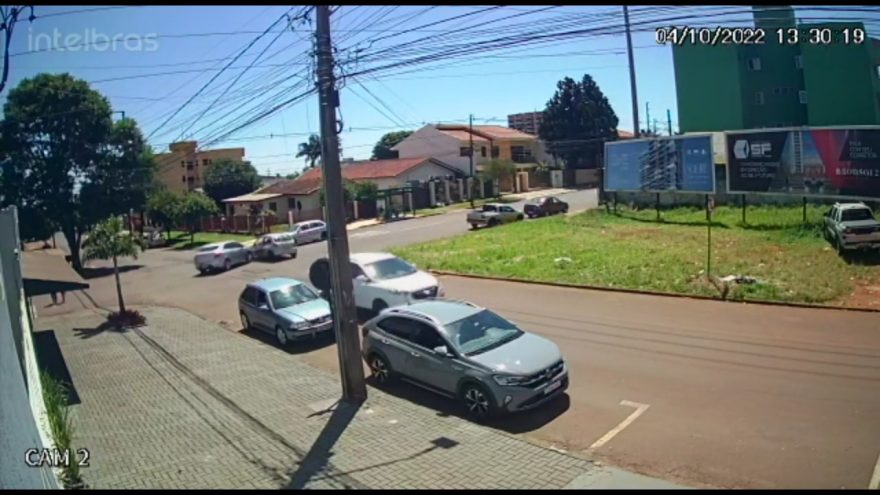 Vídeo mostra colisão entre carros no Bairro Coqueiral, em Cascavel
