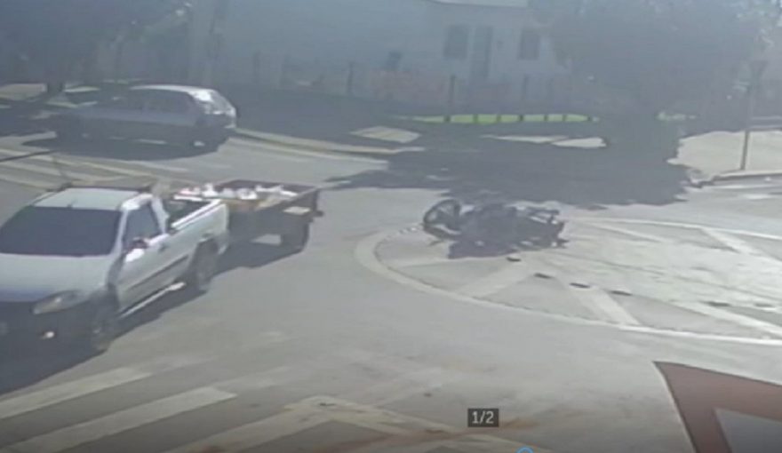 Câmera registra motociclista sofrendo queda em rotatória na Rua Ipanema