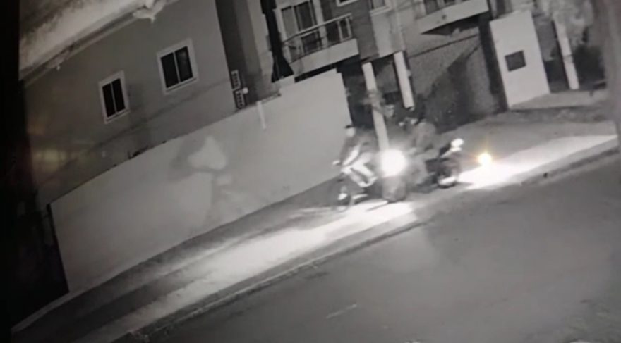 Imagens flagram ladrões assaltando ciclista no Pioneiros Catarinenses