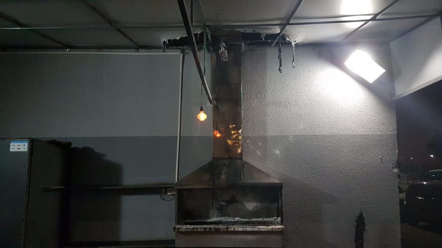 Toldo de churrasqueira de espetinho pega fogo e Bombeiros são mobilizados na Rua Manaus