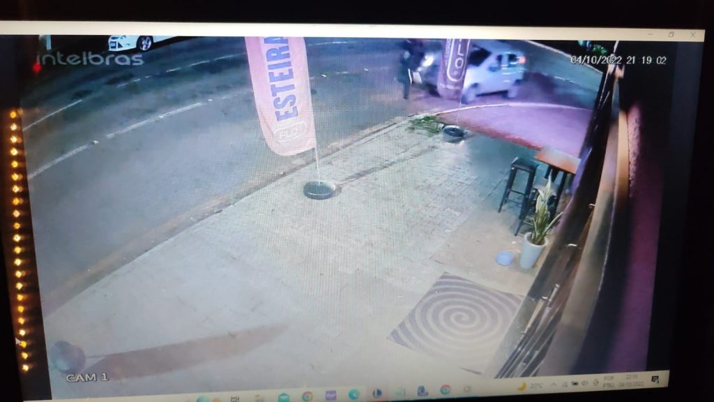 Veja momento em que homem é atropelado no Centro