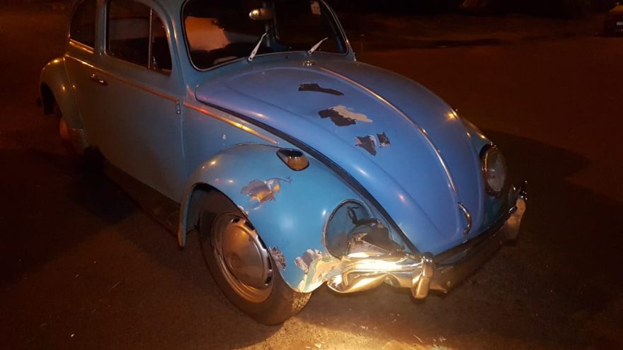 Colisão entre Honda CB300 e Fusca deixa jovem ferido no Jardim União