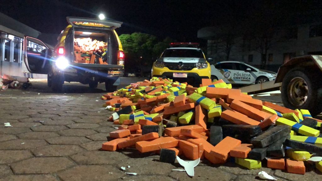 Condutor de Hilux com carretinha carregada com tubos recheados com 1,5 tonelada de maconha que tombou na BR-227 é de Cascavel