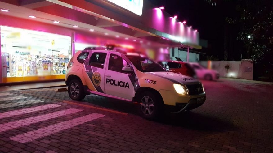 Homem faz menção de estar armado e rouba farmácia no centro; suspeito foi detido pela Polícia Militar