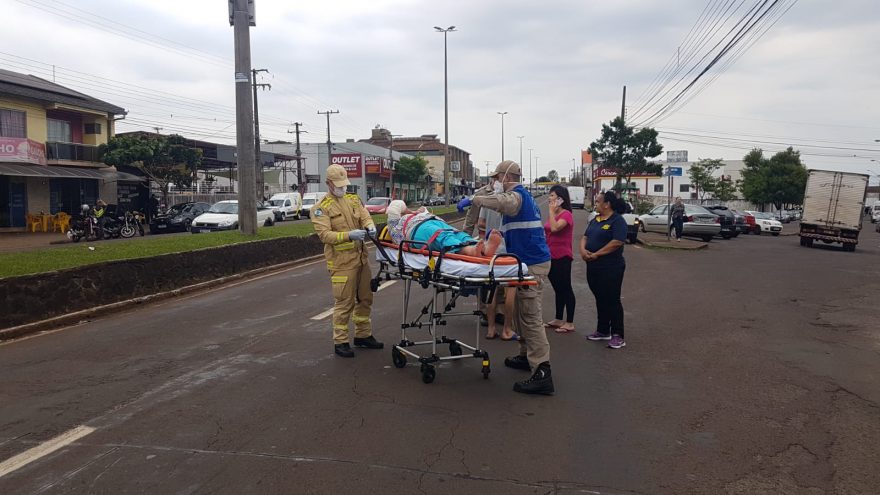 Idosa é atropelada por mobilete na Avenida Carlos Gomes