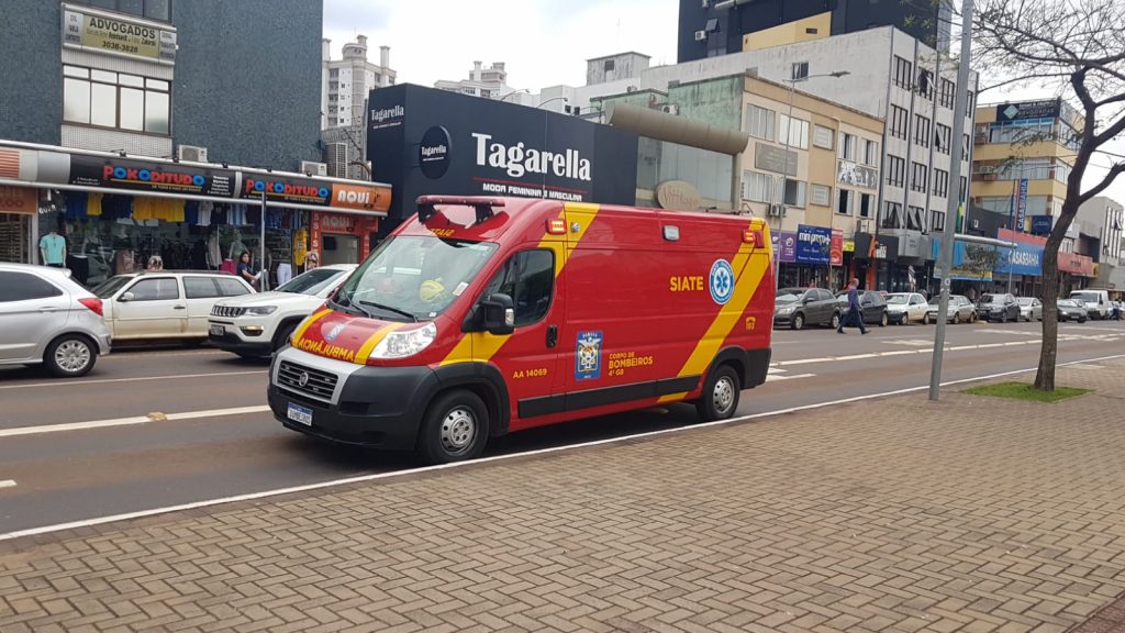 Idoso é socorrido no Calçadão da Avenida Brasil com um corte no nariz