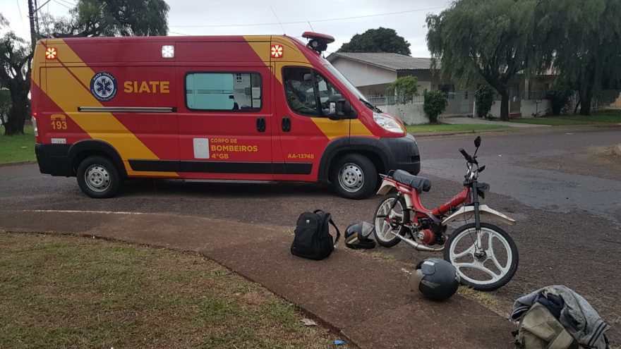 Homem sofre escoriações após acidente entre mobilete e automóvel no Bairro Santa Felicidade