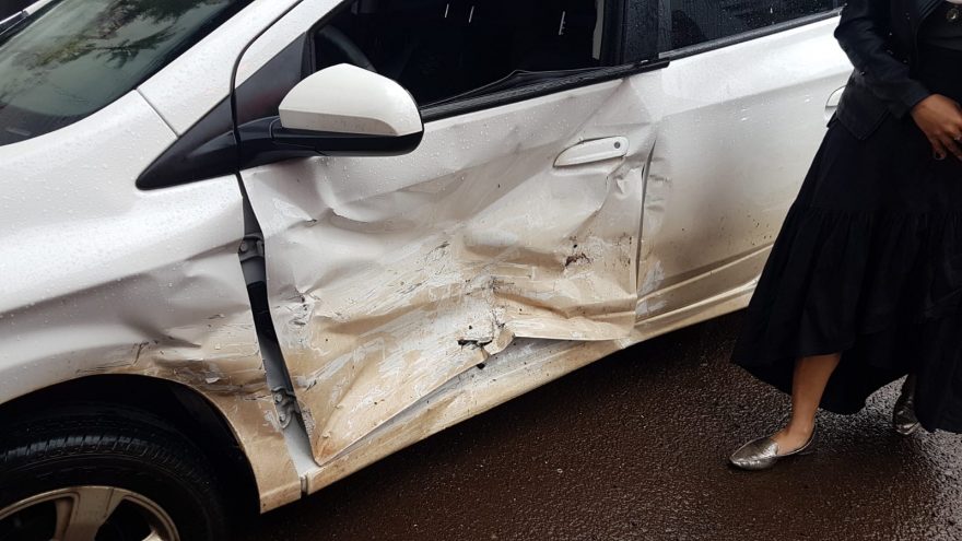 Colisão de trânsito é registrada em cruzamento controlado por semáforo no Centro