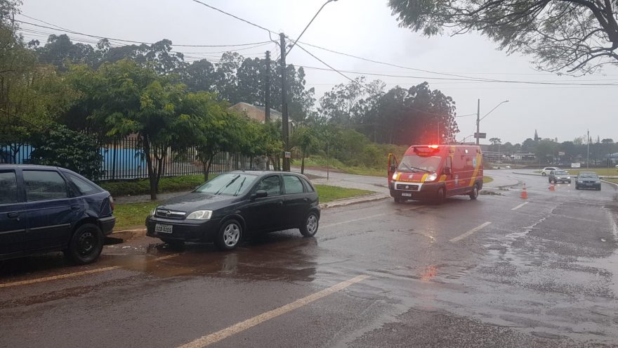 Mulher passa mal e colide contra automóvel no Bairro Pacaembu